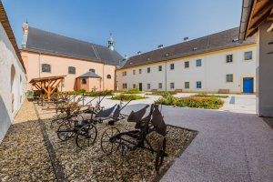 Františkánský klášter, kde je v jedné části umístěna Galerie antického umění a v druhé části městské muzeum