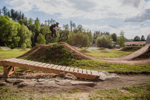 Pumptrack bike skill centrum Hostinné (Mezi řekou Labem a železniční tratí, kousek od centra Hostinného, vznikl sportovn