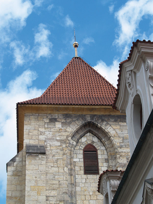 Kostel Panny Marie pod řetězem na konci mosta