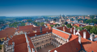 Pohled z věže na město