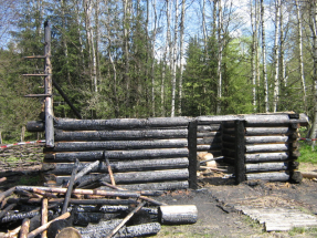 Požár zničil repliku keltského srubu