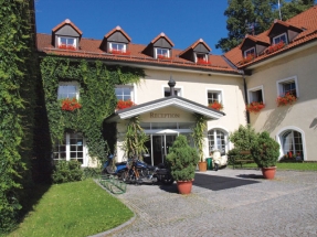 Romantic Autumn in Parkhotel Tosch