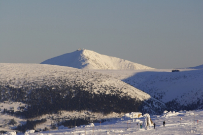 Zimní Krkonoše se Sněžkou v pozadí