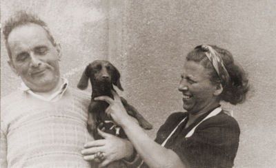 Dora, Karel a Mydlinka, terasa domu v Ruské ul. 1024, Vršovice,
léto 1943