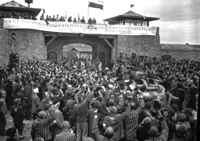 Tanky 11. americké obrněné divize vstupují do Mauthausenu (6. května 1945)