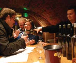 Kde chutnají vína  nejlépe? Přece ve  vinných sklepech!