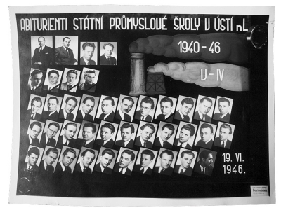 Druhá řada shora – studenti, kteří nepřežili
Třetí řada shora, Karel je sedmý zleva