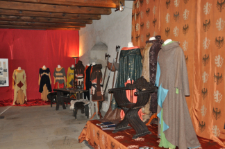 Karlštejn otevírá unikátní výstavu kostýmů z filmu Noc na Karlštejně