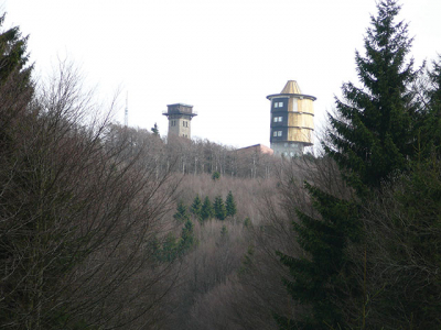 Čerchov – nejvyšší vrch Českého lesa se tyčí do výšky 1 042 m nad
mořem. Od počátku minulého století tu stojí 25 metrů vysoká
kamenná rozhledna – Kurzova věž. K ní během studené války
přibyly budovy roty pohraniční stráže a jedna rozhledna určená
k pozorování nepřítele.