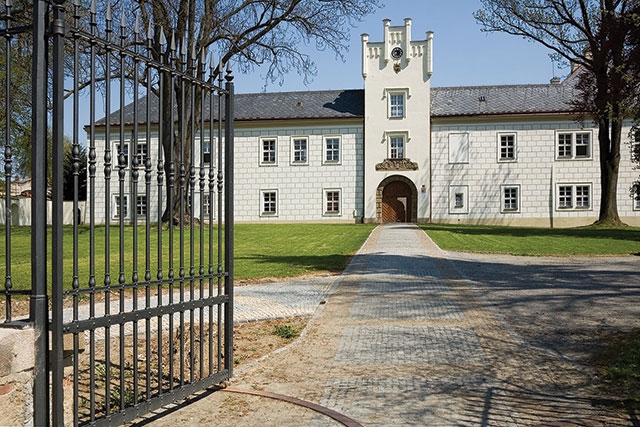 Zámek Spálené Poříčí