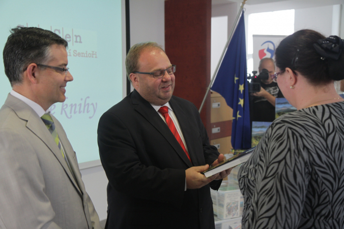 ZAMĚSTNANCI KRAJSKÉHO ÚŘADU VĚNOVALI DO SBÍRKY PRO DĚTI STOVKY KNIH