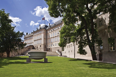 Jednoduše řešené Rajské zahradě dominuje monumentální schodiště a neméně monumentální mísa
z jediného kusu žuly, která spočívá na žulových kvádrech. foto © Správa Pražského hradu