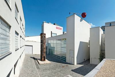 Centrum současného umění DOX je vyhledávaným místem nejen pro skvělé přehlídky současného umění.
Můžete sem přijít i tvořit, výtvarné dílny jsou otevřené dospělým i dětem.