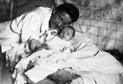 Hana with mother (1924)