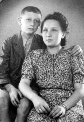 closely before their transportation to Terezín ghetto 1942