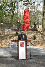 PORUČÍK STAŠKO, KTERÝ PADL PŘI OSVOBOZOVÁNÍ KRAJE, MÁ V KLIMKOVICÍCH SVŮJ PAMÁTNÍK