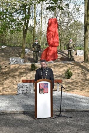 PORUČÍK STAŠKO, KTERÝ PADL PŘI OSVOBOZOVÁNÍ KRAJE, MÁ V KLIMKOVICÍCH SVŮJ PAMÁTNÍK