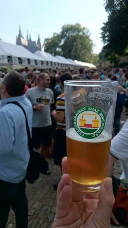 HRAD JE PLNÝ MILOVNÍKŮ PIVA: začal Festival minipivovarů na Pražském hradě