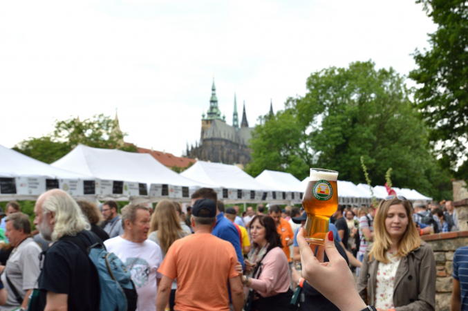 FESTIVAL MINIPIVOVARŮ NA PRAŽSKÉM HRADĚ NAVŠTÍVIL I AMERICKÝ VELVYSLANEC
