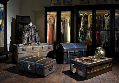 Divadelní šatna s dobovými kostýmy