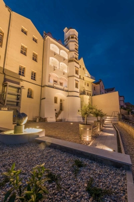 Terasy Mydlářovského domu v noci