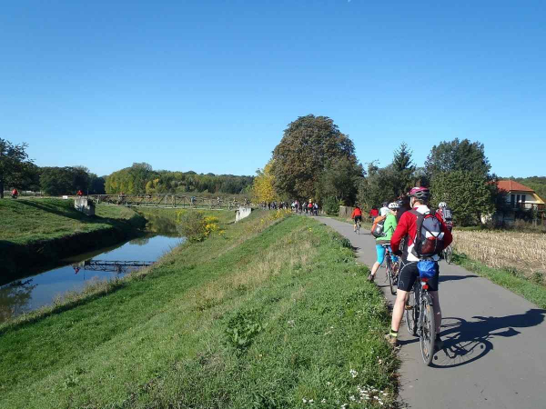 S dětmi na kole podél Baťova kanálu
