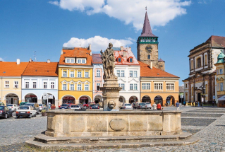 Valdštejnovo náměstí s Valdickou bránou, Jičínským zámkem