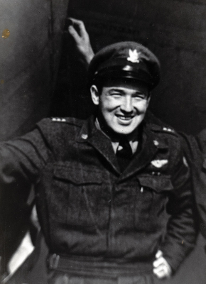 Hugo led the military training of fi ghters who trained for the
emerging Israeli army in 1947, Hagana