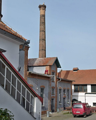 Pivovar v Dalešicích se slavným komínem, který dnes obývají čápi
