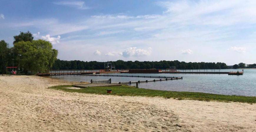 Písečná pláž u hlavního mola