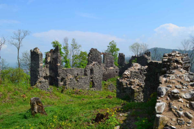 Nádvoří se zbytky paláce