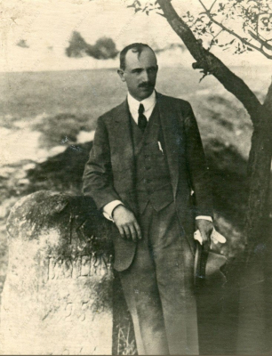 Dr. E. Beneš u historického hraničního kamene