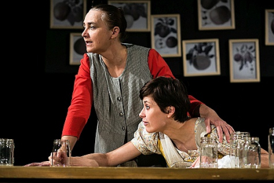 Apolena Veldová a Lucie Štěpánková v inscenaci Zahrada Jane Austenové_foto Michal Hančovský