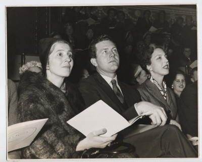 Lída Ascher na módní přehlídce v roce 1957 
AscherFamily Archive