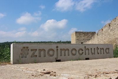 Lavička „Znojmo chutná“ v Jižním hradebním příkopu