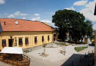 Hodiny, hodinky a hrací strojky na zámku v Polné