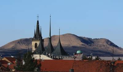 Chrám sv. Mikuláše v Lounech a vrch Raná