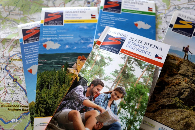 Putujte lehce po Zlaté stezce! S trasami vám poradí etapový průvodce