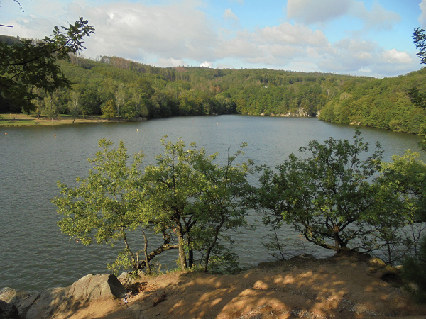 Podél přehrady až k hradu Veveří