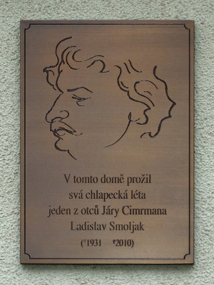 Jaroslav Weigel také připravil výtvarný návrh pamětní desky kolegy Ladislava Smoljaka z roku 2012