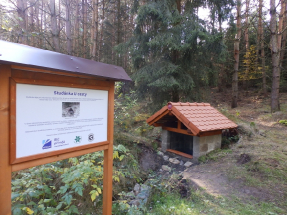 Studánka „U cesty“ zpříjemní cestu na hrad Radyně