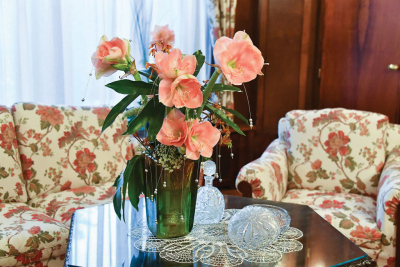 Velký salon s květinovým aranžmá