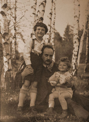 MUDr. Josef Ledeč so svojimi deťmi Evou a Jiřím
