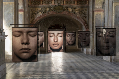 Pohled do hlavní lodi kostela s fotografiemi z cyklu Tváře fotografa Pavla Máry foto Pavel Mára