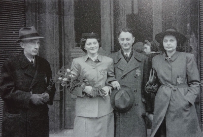 Před svatební síní Josef Reiner, Karel, Hana a její přítelkyně, červen 1942 
