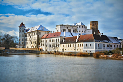 Pohled na zámek přes rybník Vajgar