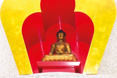 Socha Buddhy pod zlatou věžičkou 