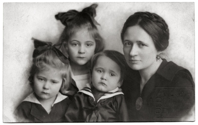 Manželka Blažena a děti Igor, Renata a Blažena, 1917