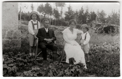 Zdeněk Helfert s rodinou na zahradě ve Volyni, asi 1917