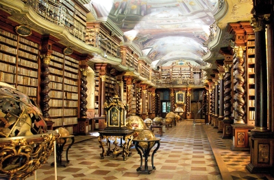 Barokní knihovní sál bývalé jezuitské koleje na Starém Městě v Praze, 
postaven v roce 1722 K. I. Dientzenhoferem